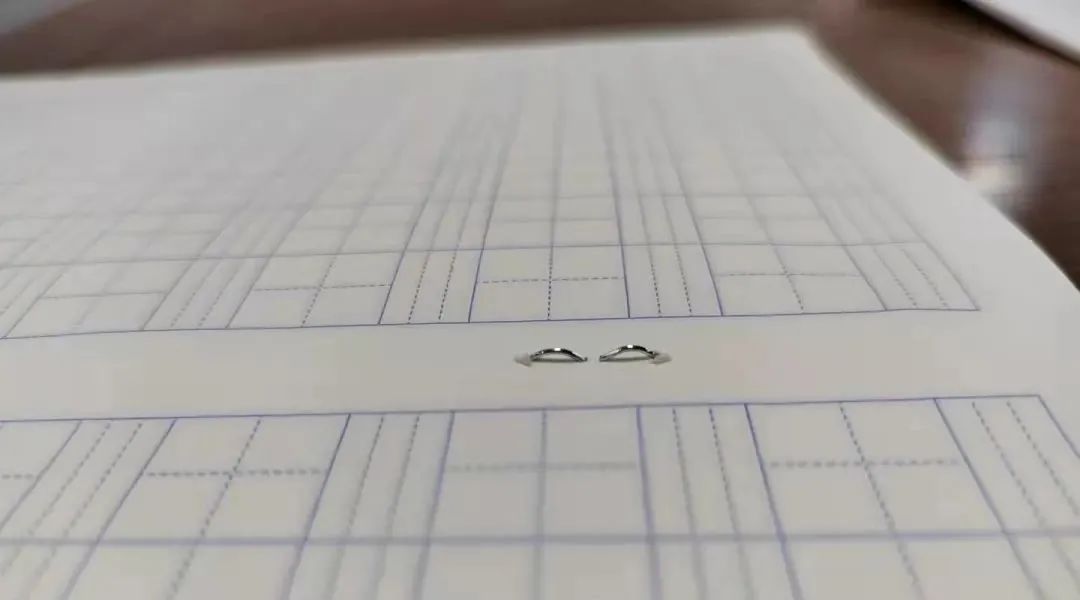 DƬ