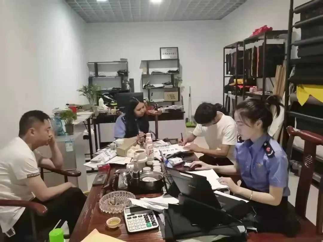 DƬ